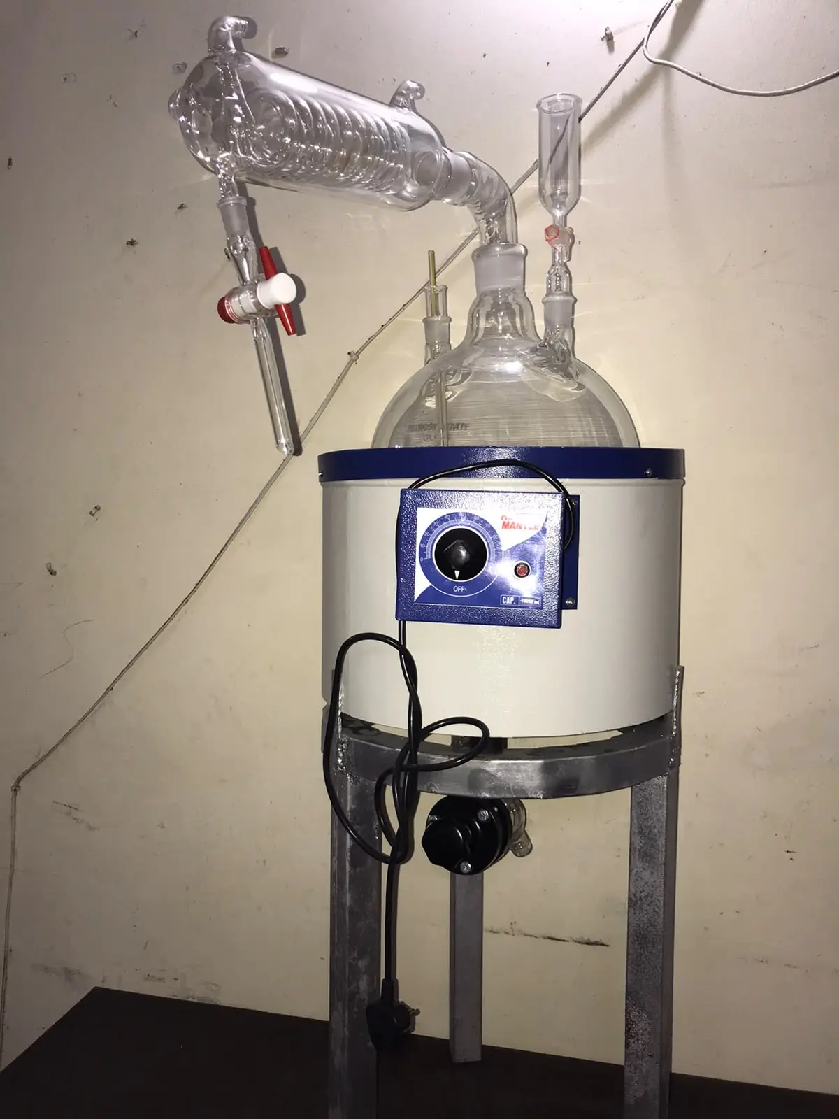 Techtom 10 L Distillation Assembly with Condenser and Heating Mantle Brand New Techtom 10 L Distillation Assembly with Condenser and Heating Mantle